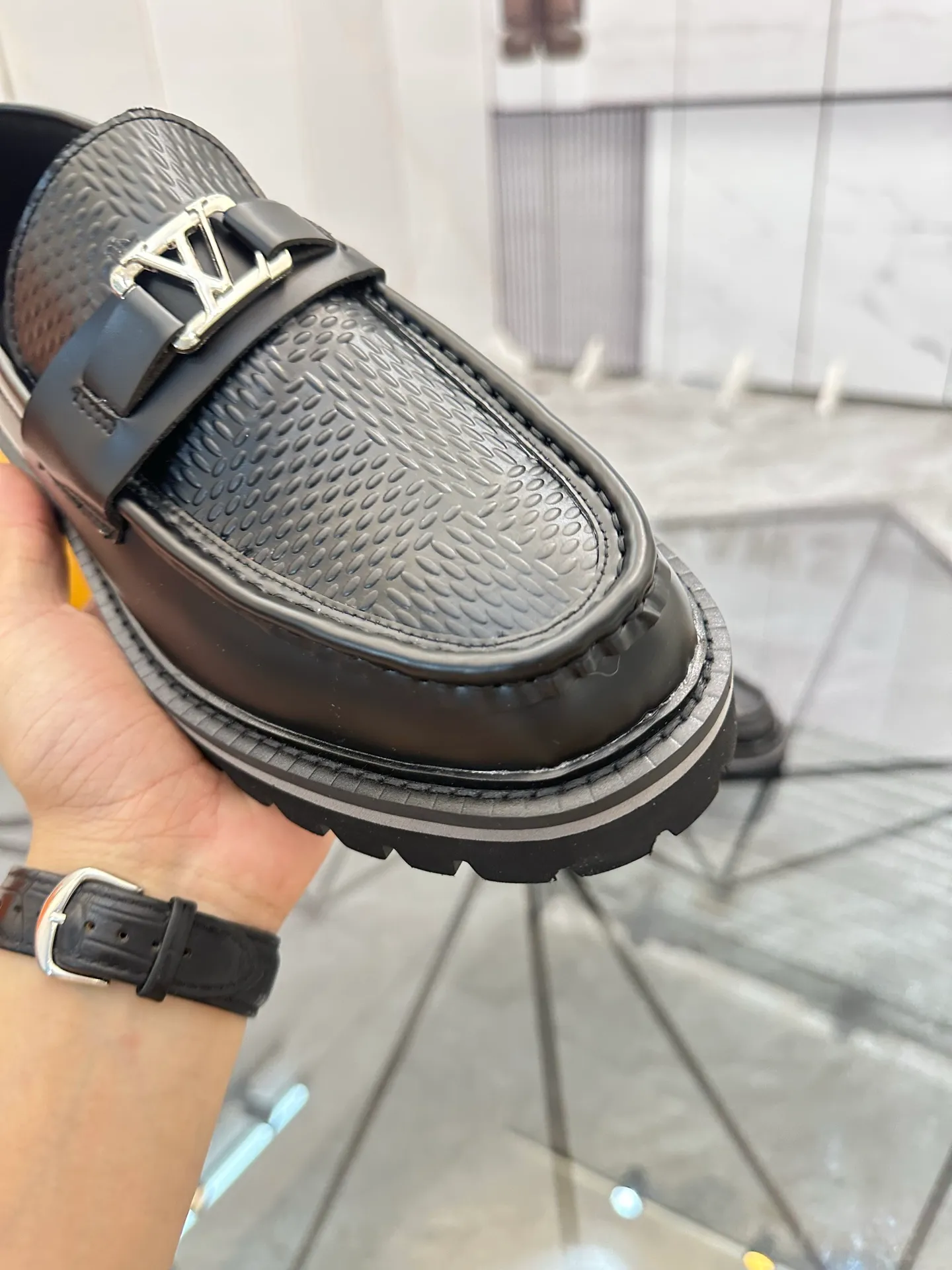 Selling men's shoes 💰: 💰P460¥ Product trademark: LV* "Louis Vuitton*" leather shoes Regular size: 40-45 (can be customized to 46) Product materials: imported cowhide upper, sheepskin lining, original outsole. Number: 558